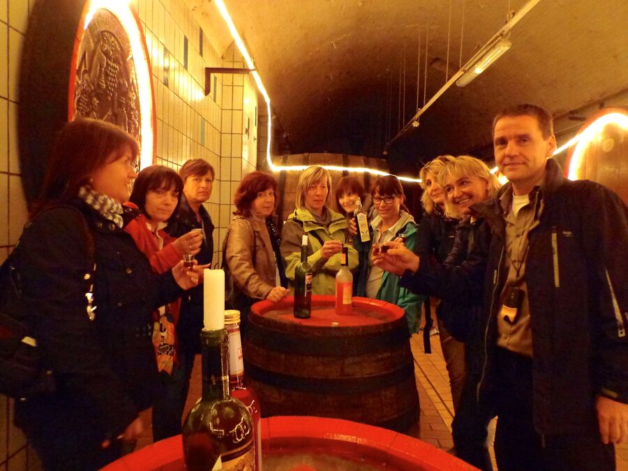 Gruppe bei Kerzenlicht in einem historischen Gewölbekeller